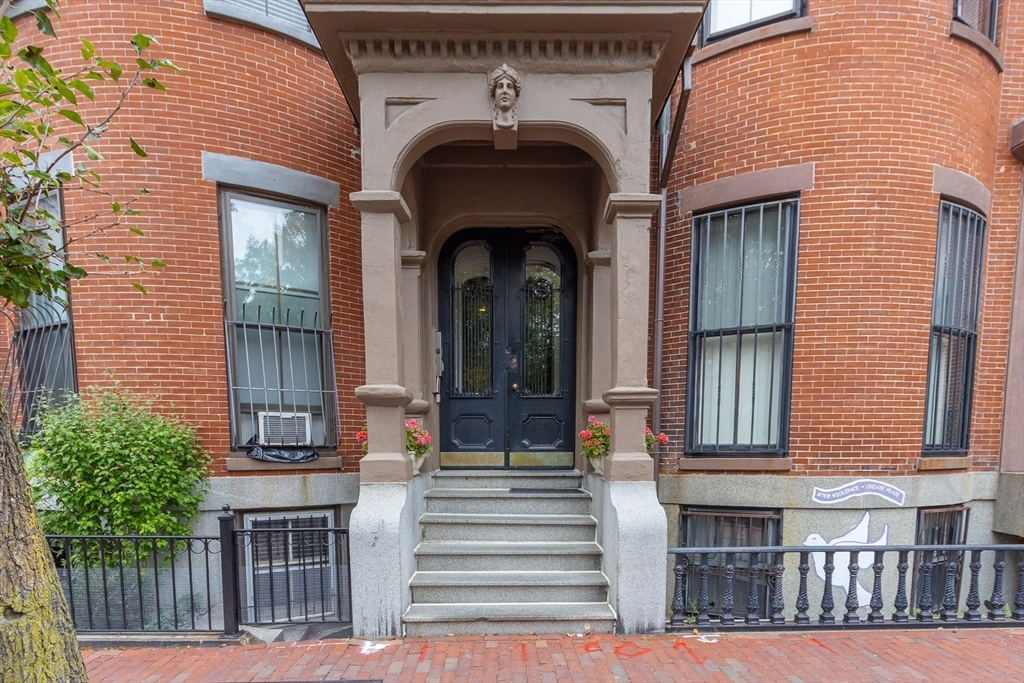 431 Shawmut Avenue, Unit PH Boston, MA 02118 - Photo 21 of 27 a front view of a house