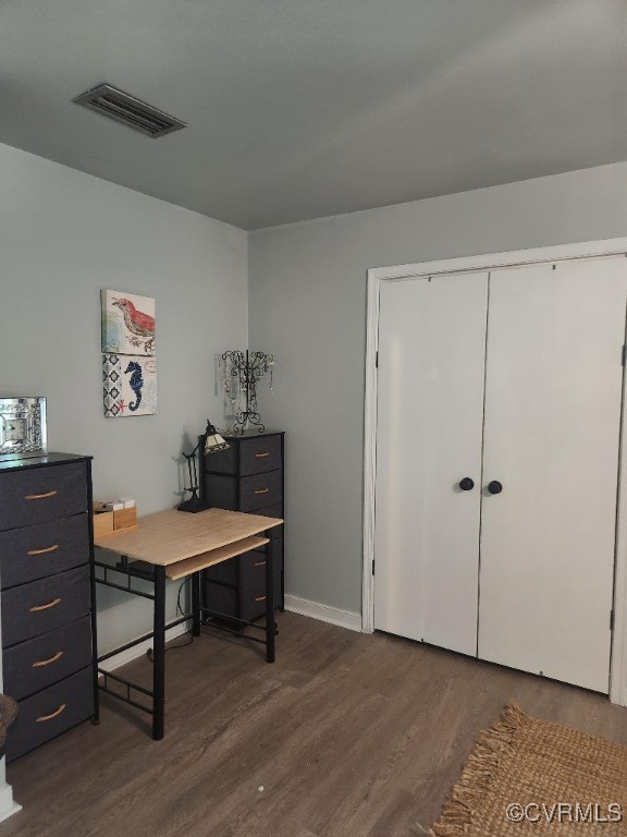 7000 Deer Run Lane Midlothian, VA 23112 - Photo 18 of 27 a room with a table and a lamp