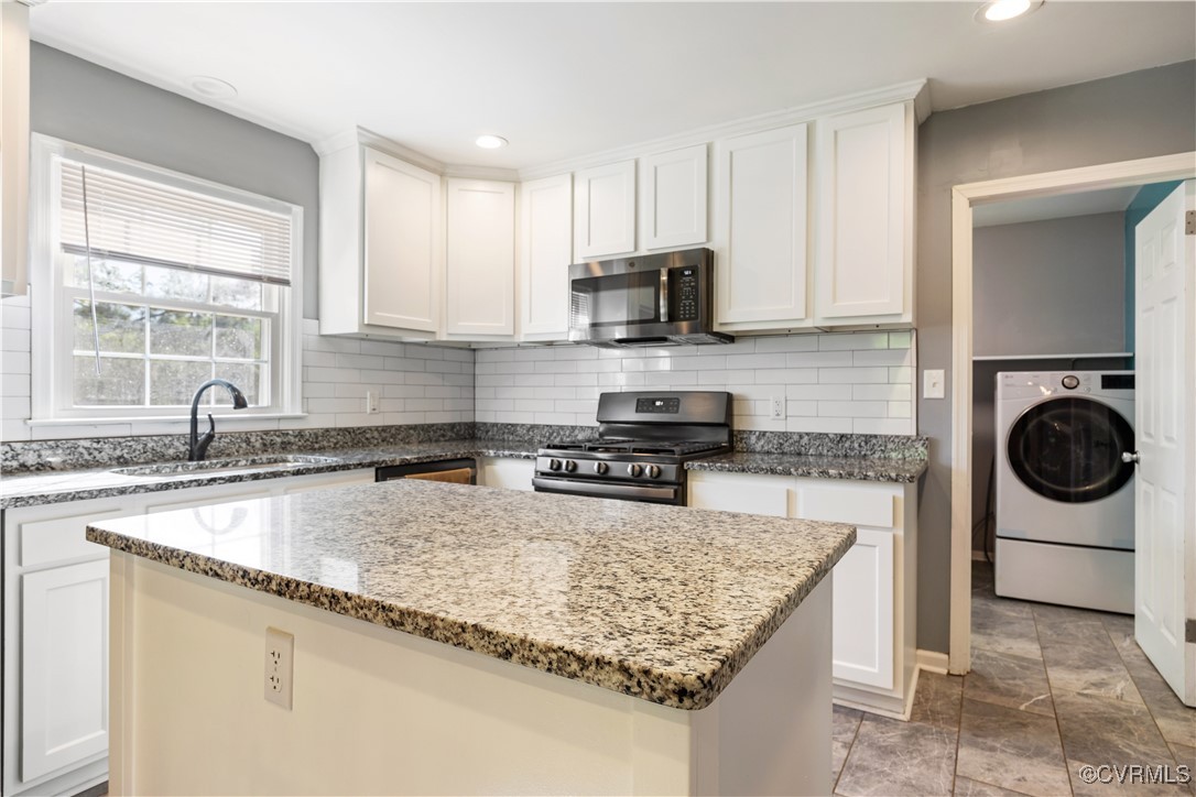 204 Pine Street Jarratt, VA 23867 - Photo 9 of 25 Kitchen with a sink, stainless steel appliances, w