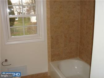 711 Columbus Road Burlington, NJ 08016 - Photo 8 of 12 Bathroom