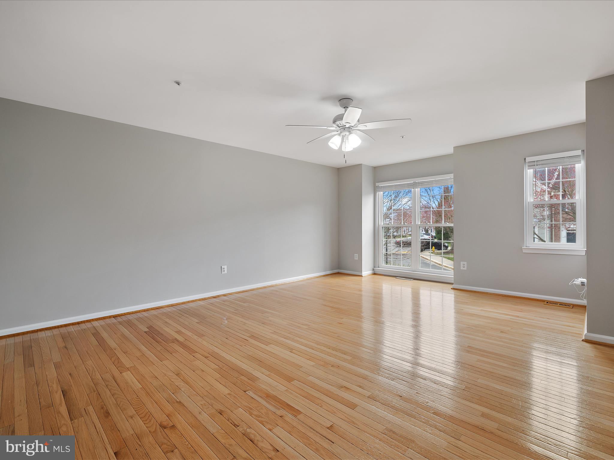 646 Howards Loop Annapolis, MD 21401 - Photo 3 of 32 Dining & Living Room