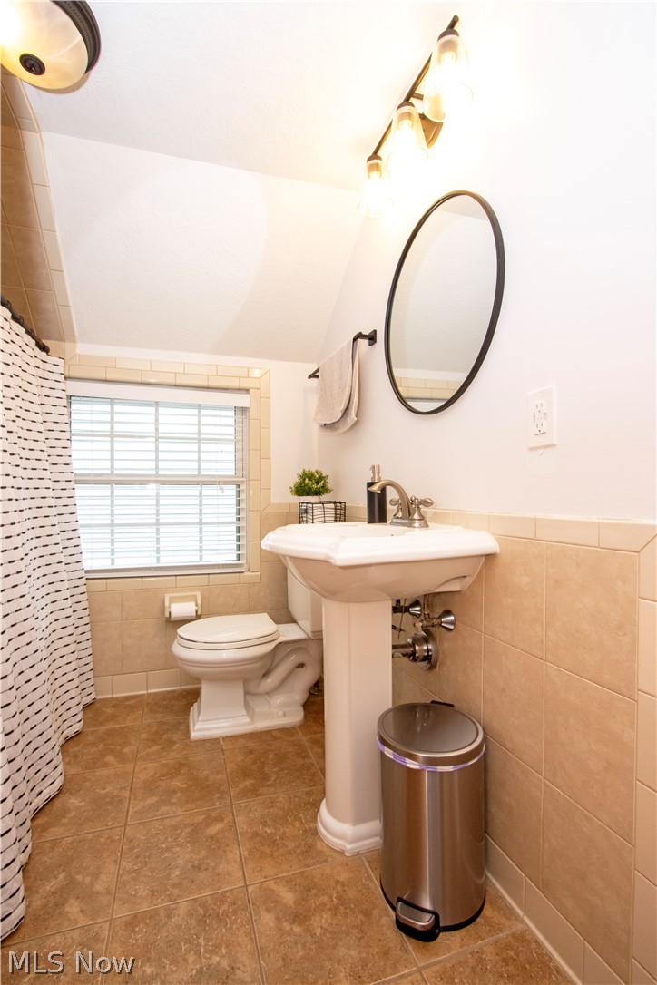 733 Phillips Road Northeast Massillon, OH 44646 - Photo 21 of 46 2nd floor bathroom