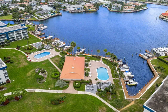 $875,000 | 240 Captains Walk, Unit 5140, Delray Beach, FL 33483
