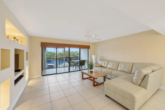 $875,000 | 240 Captains Walk, Unit 5140, Delray Beach, FL 33483