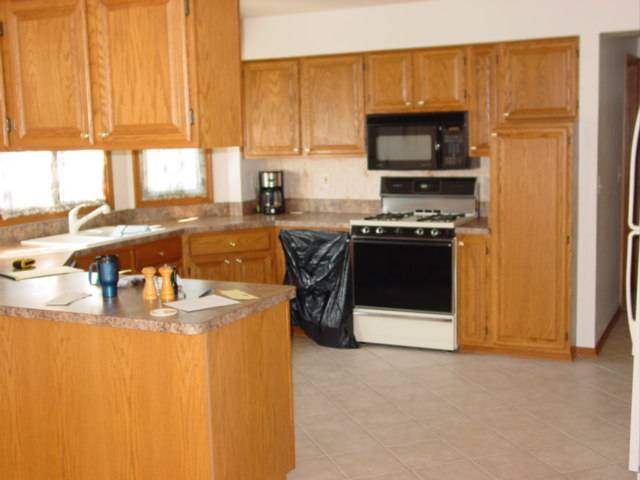 1143 Bembridge Drive Rochester, MI 48307 - Photo 5 of 16 31099448-4.JPG