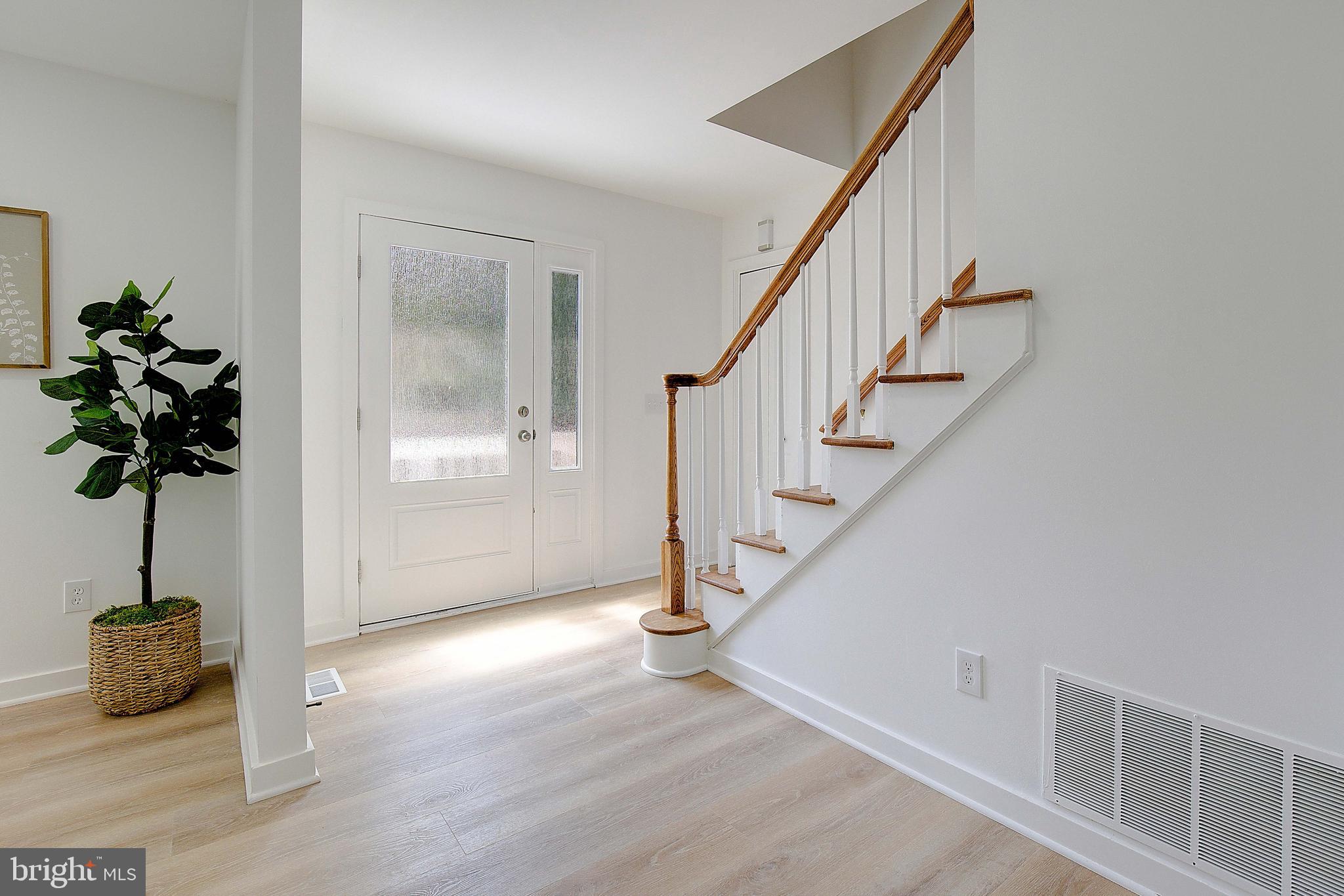 468 Riverview Drive Edgewater, MD 21037 - Photo 4 of 68 Foyer