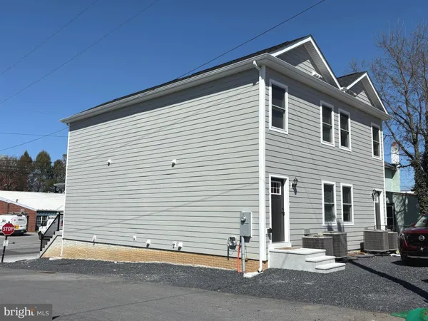 $1,400 | 111 West North Street, Unit 100, Charles Town, WV 25414