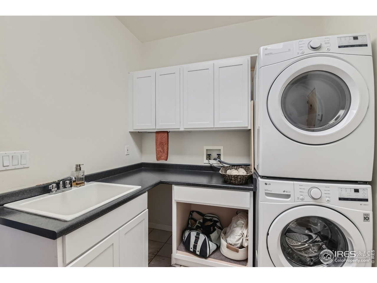 365 Vasquez Court Lyons, CO 80540 - Photo 20 of 40 a kitchen with a sink and a stove