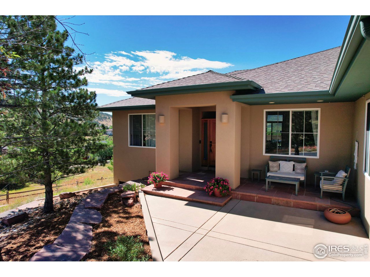 365 Vasquez Court Lyons, CO 80540 - Photo 29 of 40 a view of a chairs and table in the patio