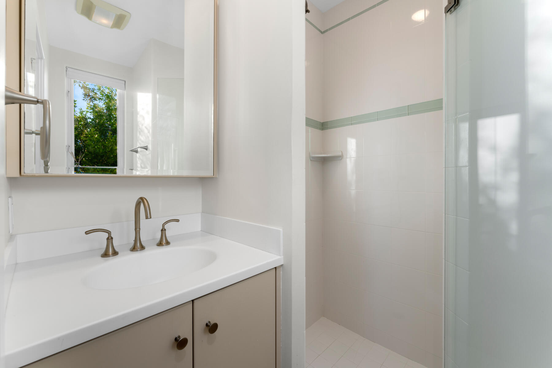 144 North Rolling Hill Road Tavernier, FL 33070 - Photo 25 of 80 a bathroom with a sink and mirror