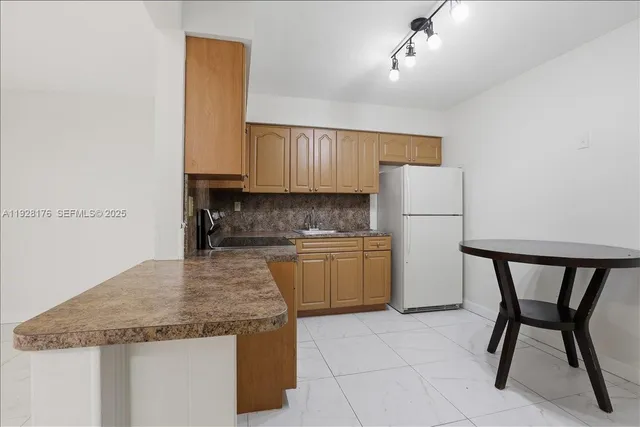 $2,000 | 6111 Southwest 39th Court, Unit 2, Davie, FL 33314