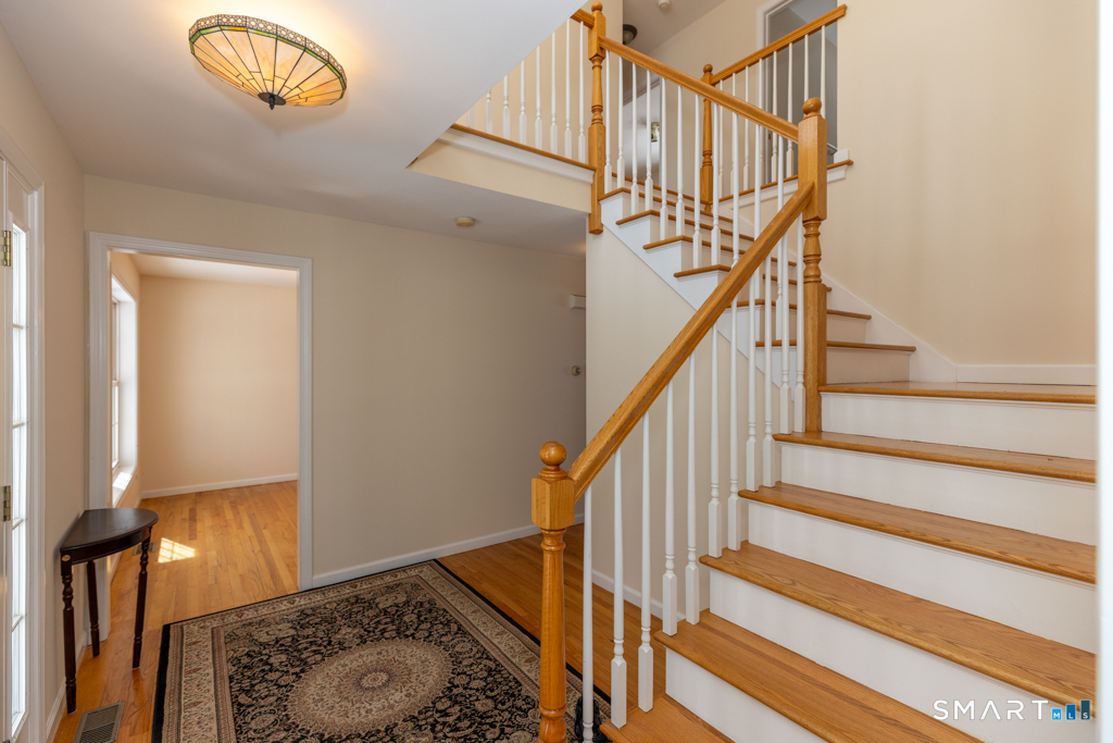 85 McVeagh Road Westbrook, CT 06498 - Photo 14 of 40 Spacious and gracious front entry foyer