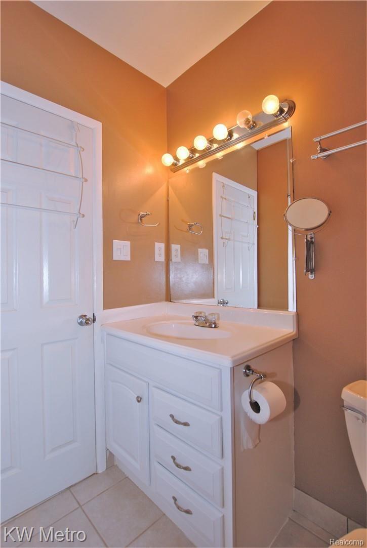 729 West Maple Road Clawson, MI 48017 - Photo 17 of 29 Full Bath