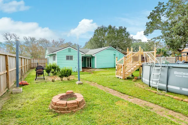 a view of a house with backyard