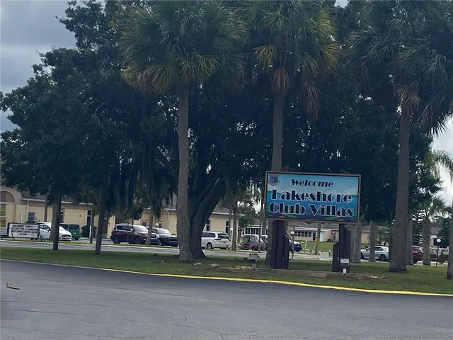 a view of entryway with garden