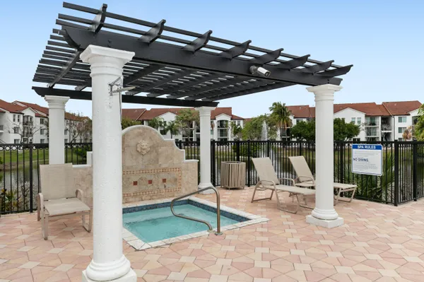 $2,500 | 215 Villa Circle, Boynton Beach, FL 33435