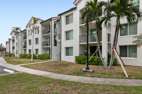 $2,500 | 215 Villa Circle, Boynton Beach, FL 33435