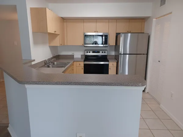 $2,500 | 215 Villa Circle, Boynton Beach, FL 33435