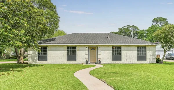 $2,000 | 5018 Ash Court, Dickinson, TX 77539