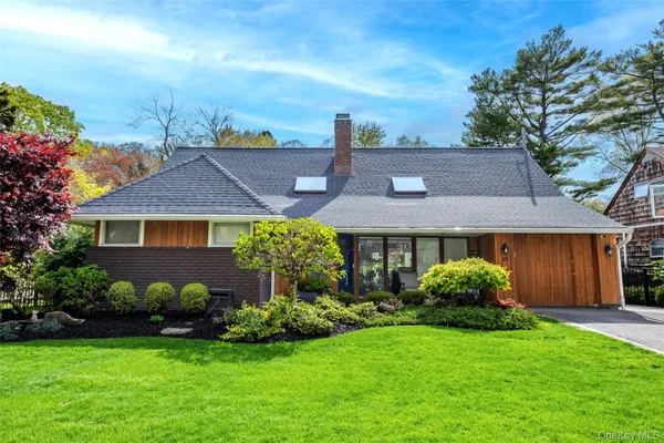 $1,249,000 | 10 Oak Brook Lane, Merrick, NY 11566