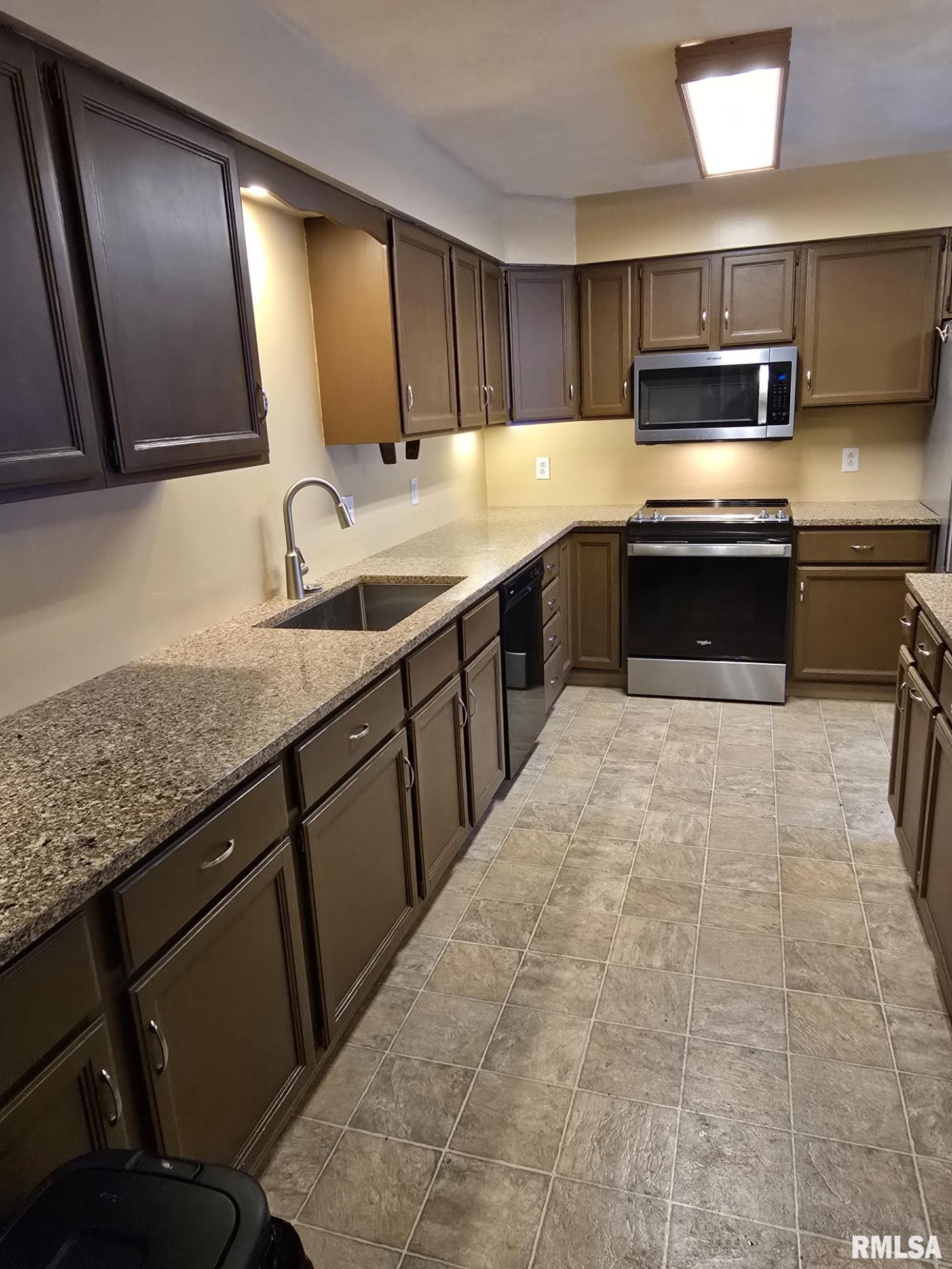 221 Quarterstaff Road Springfield, IL 62704 - Photo 4 of 25
