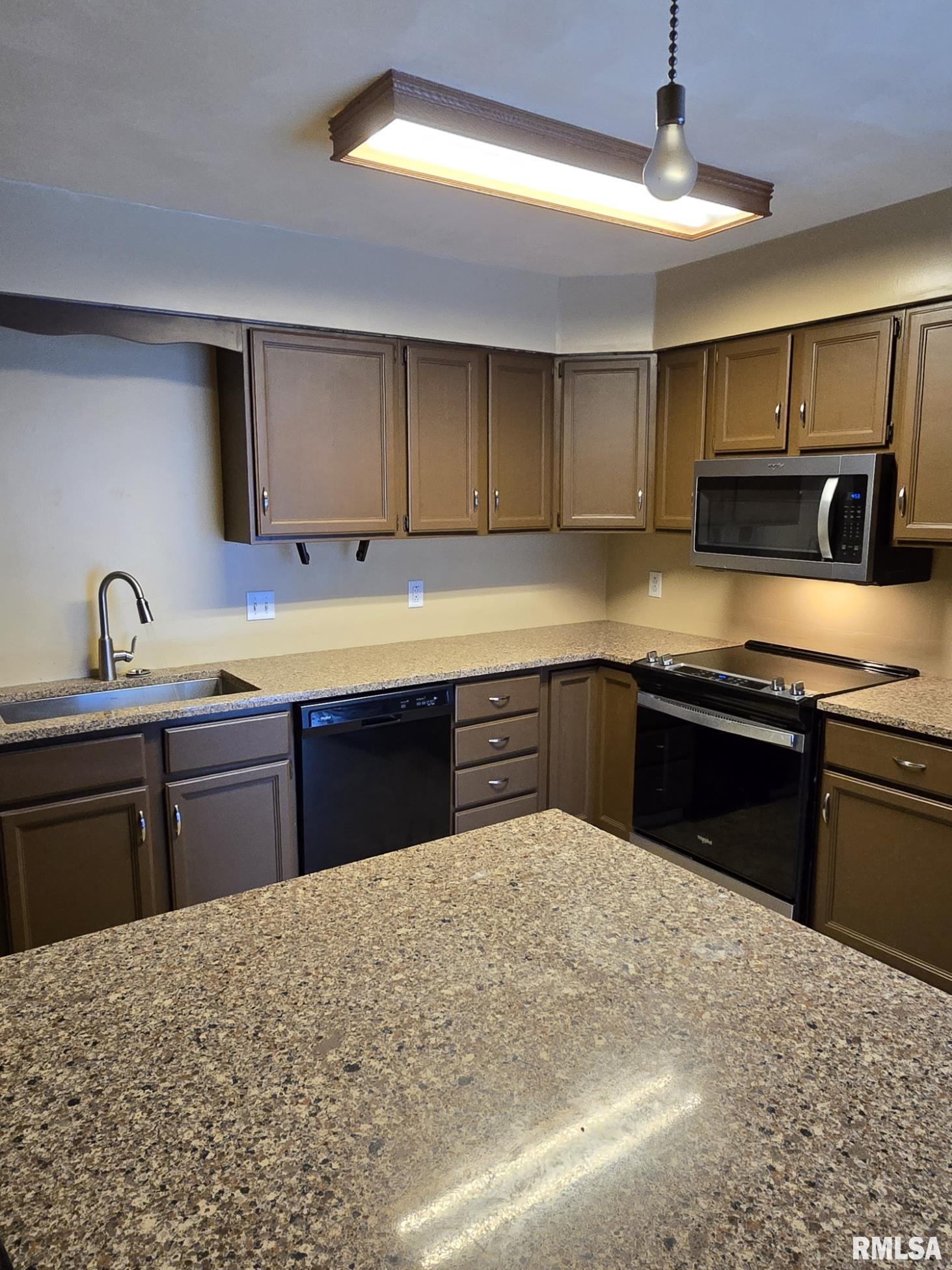 221 Quarterstaff Road Springfield, IL 62704 - Photo 7 of 25