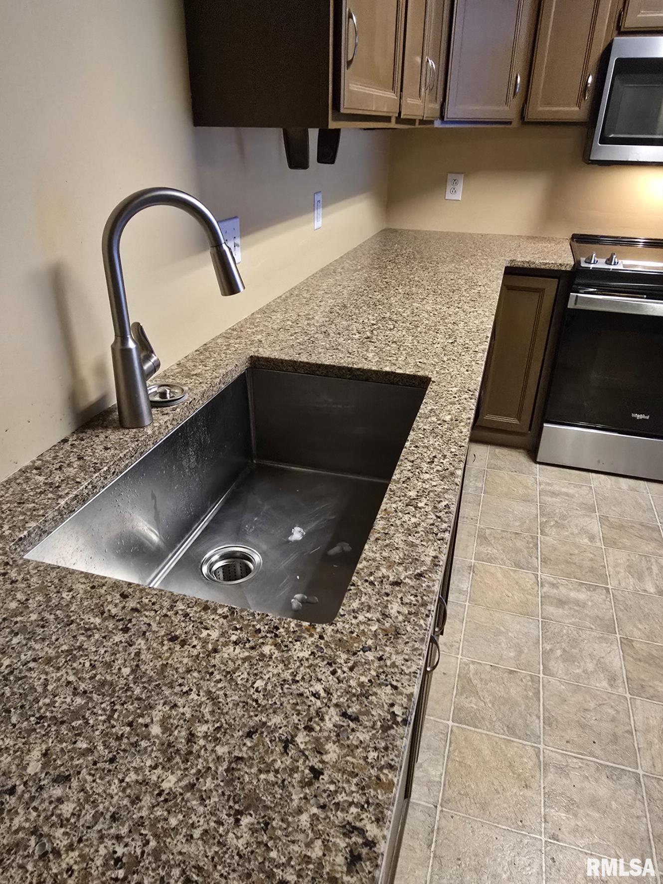 221 Quarterstaff Road Springfield, IL 62704 - Photo 8 of 25