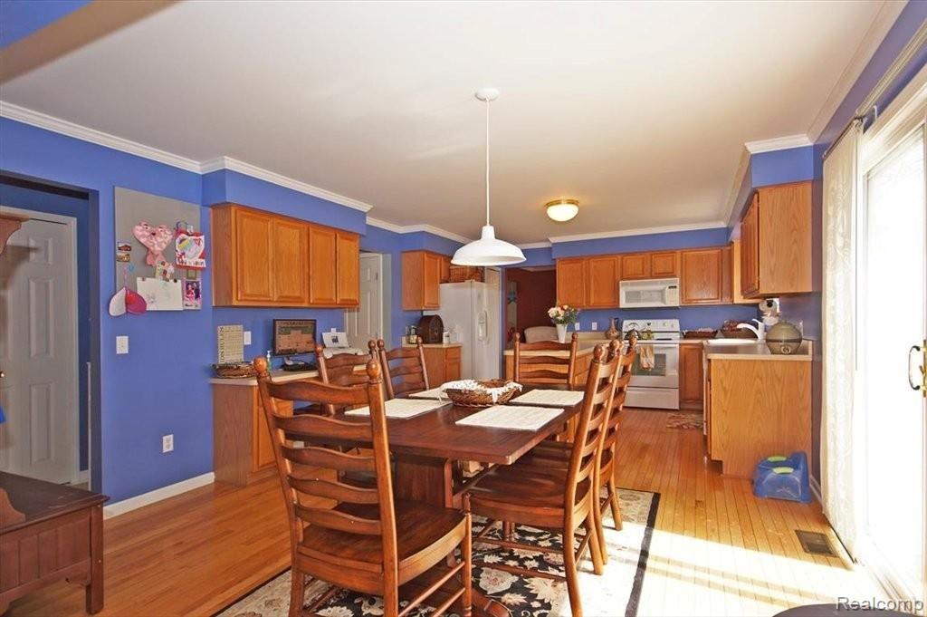 3053 Hunters Way Pinckney, MI 48169 - Photo 17 of 25 Open breakfast area