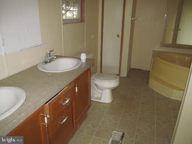 2620 Roberts Station Road Henderson, MD 21640 - Photo 10 of 12 Master bathroom w/garden tub and stand up shower