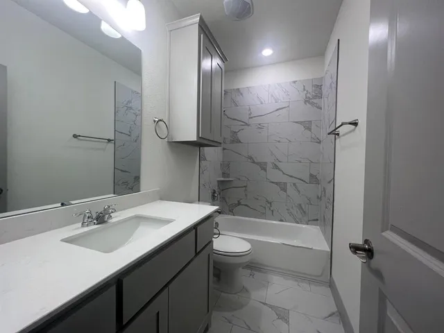 $2,450 | 490 Oak Crk Drive, Lavon, TX 75166