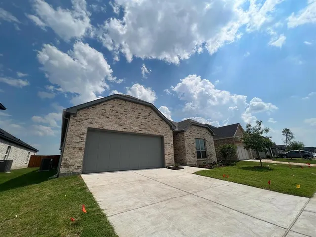 $2,450 | 490 Oak Crk Drive, Lavon, TX 75166