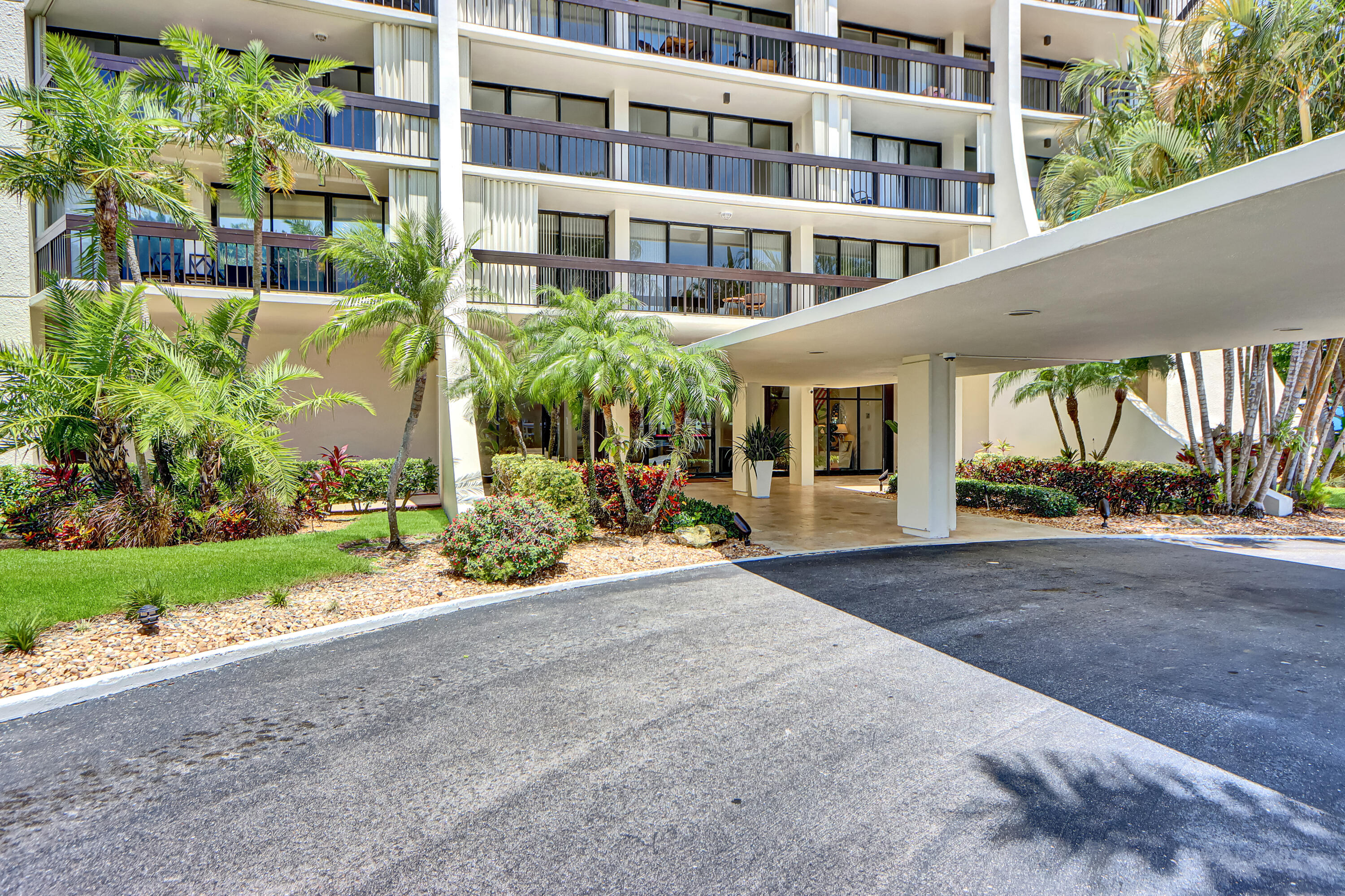 2000 Presidential Way, Unit 1006 West Palm Beach, FL 33401 - Photo 9 of 36 IMG_28