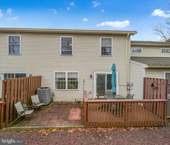 a view of a yard of the house