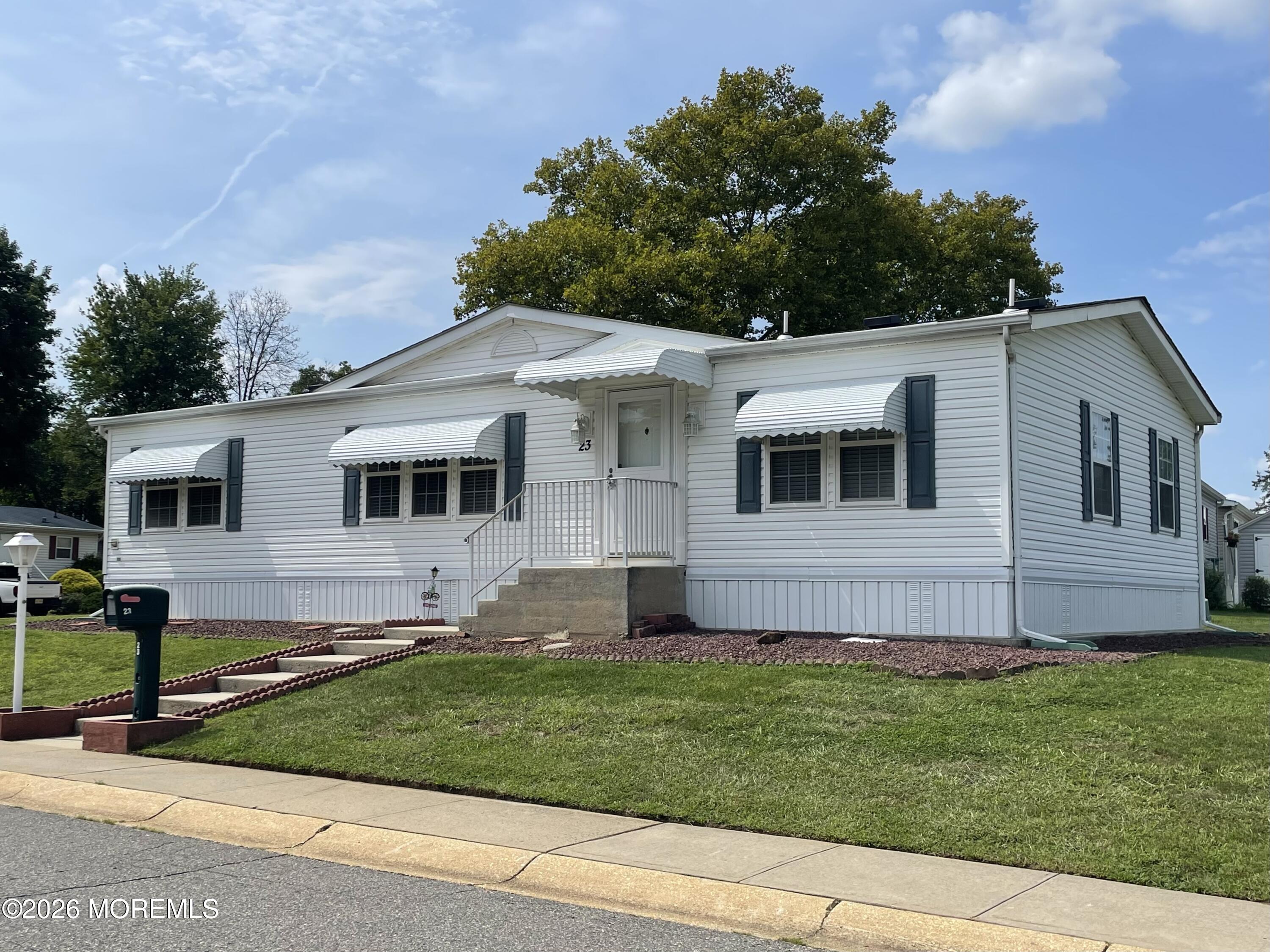 23 Brookside Way Freehold, NJ 07728 - Photo 1 of 14 IMG_8318