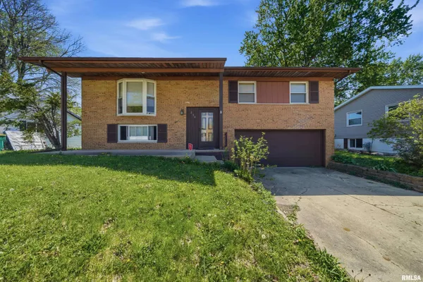 $245,900 | 230 Devron Circle, East Peoria, IL 61611