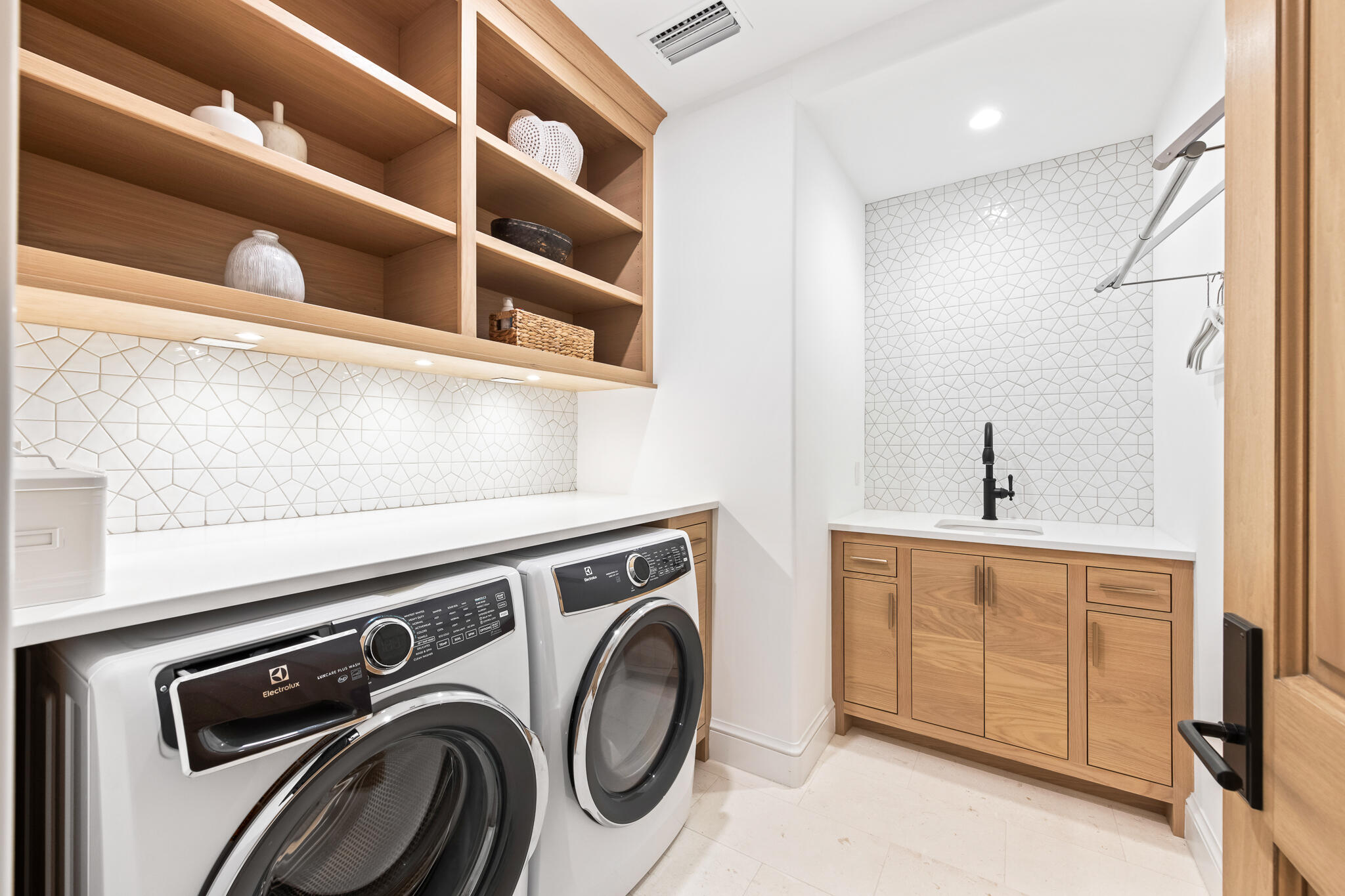 16 Smugglers Alley Inlet Beach, Unit BB6 Inlet Beach, FL 32461 - Photo 27 of 57 a utility room with dryer and washer