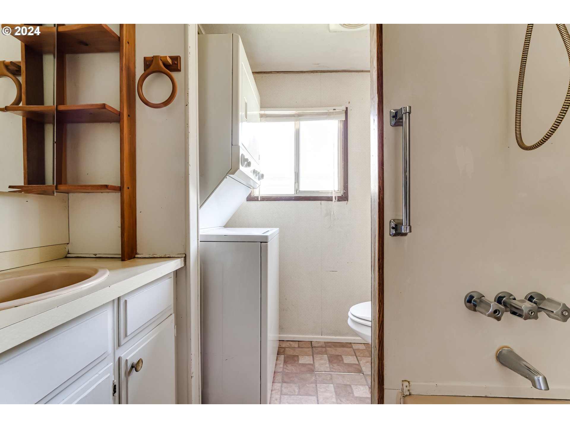 3900 Coburg Road, Unit 16 Eugene, OR 97408 - Photo 17 of 20 Laundry