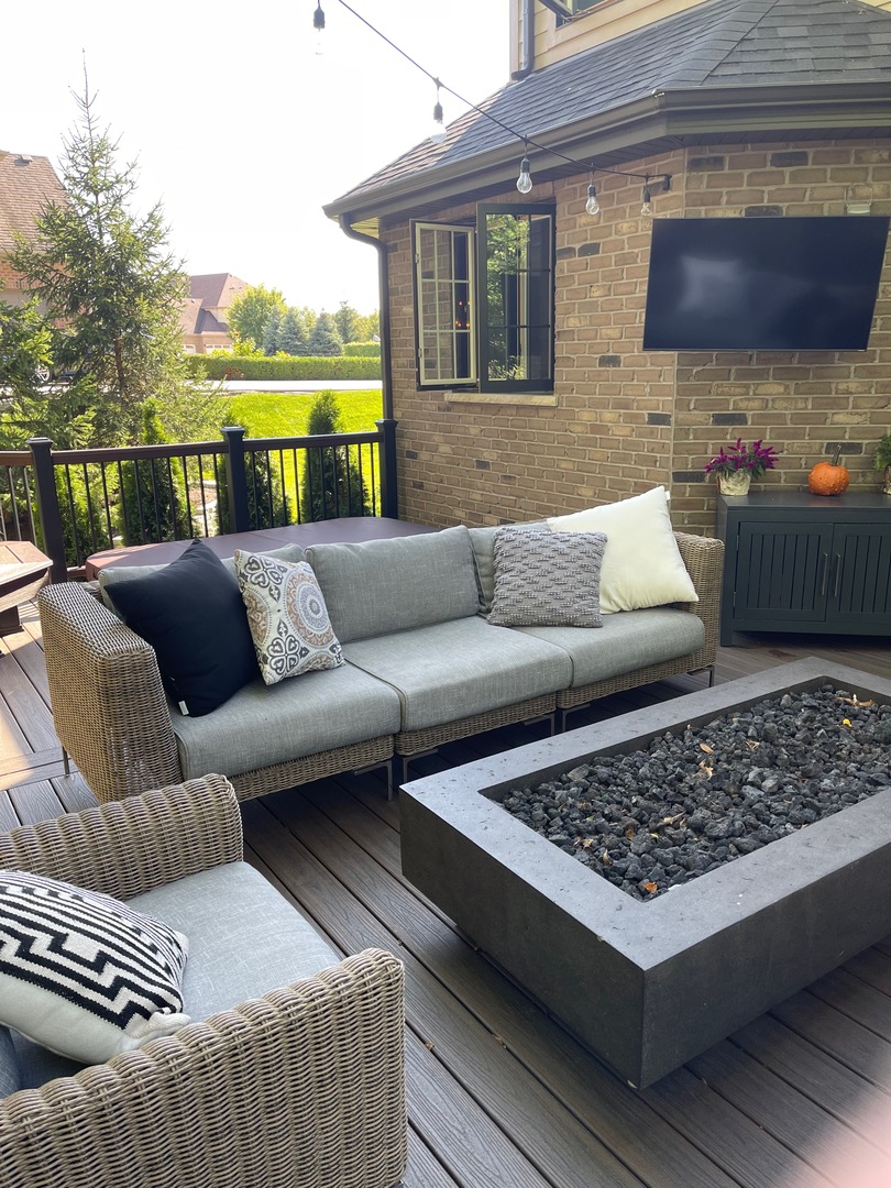 Undisclosed Address Frankfort, IL 60423 - Photo 3 of 9 a living room with furniture and a couch