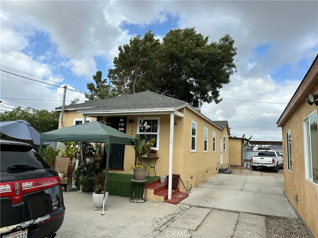 a view of a car park in front of house