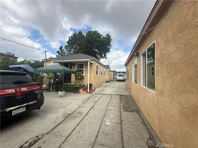 a view of a car park in front of house