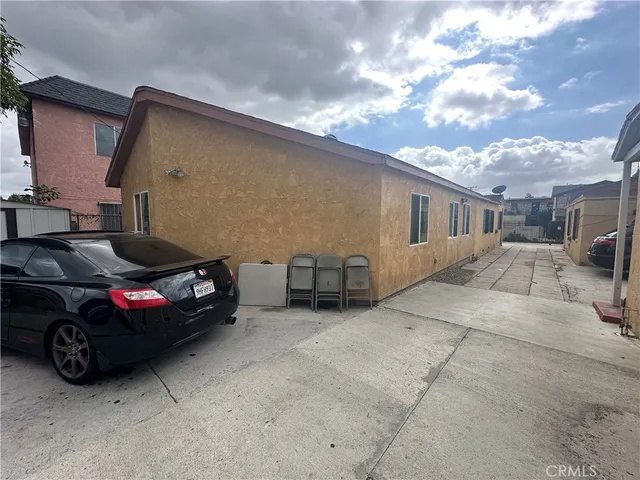 a house view with a backyard space