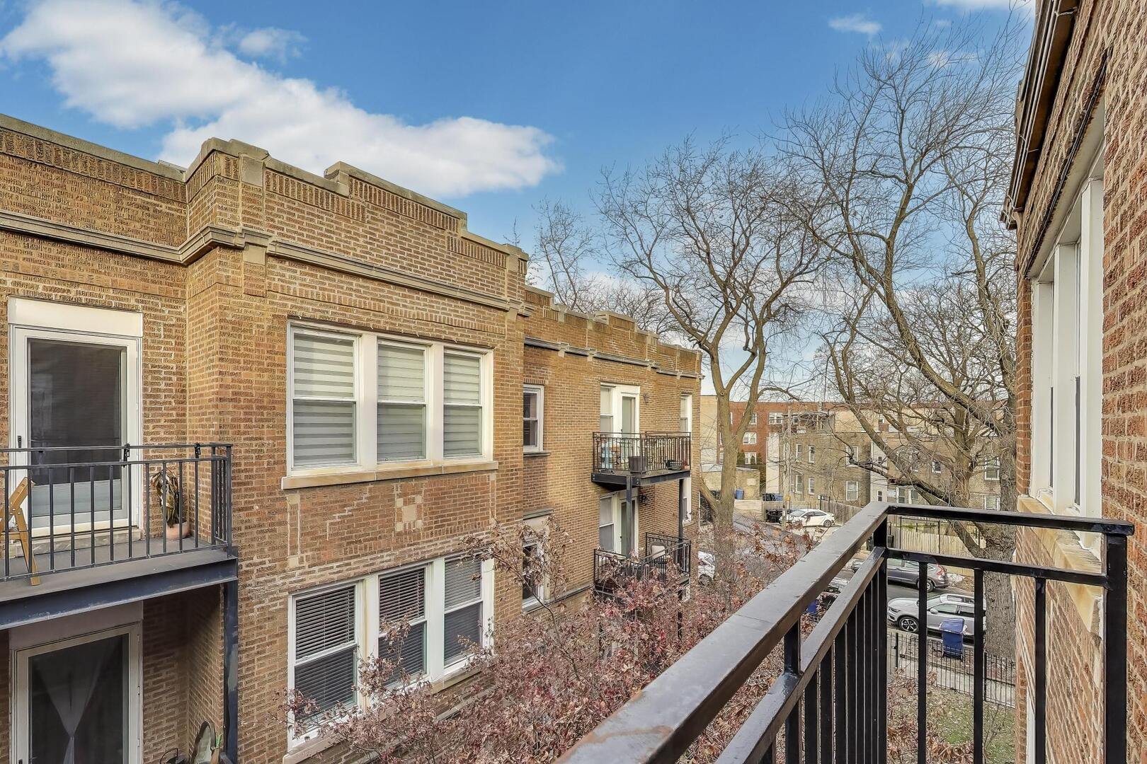 1443 West Victoria Street, Unit 3E Chicago, IL 60660 - Photo 6 of 18 a view of a large building