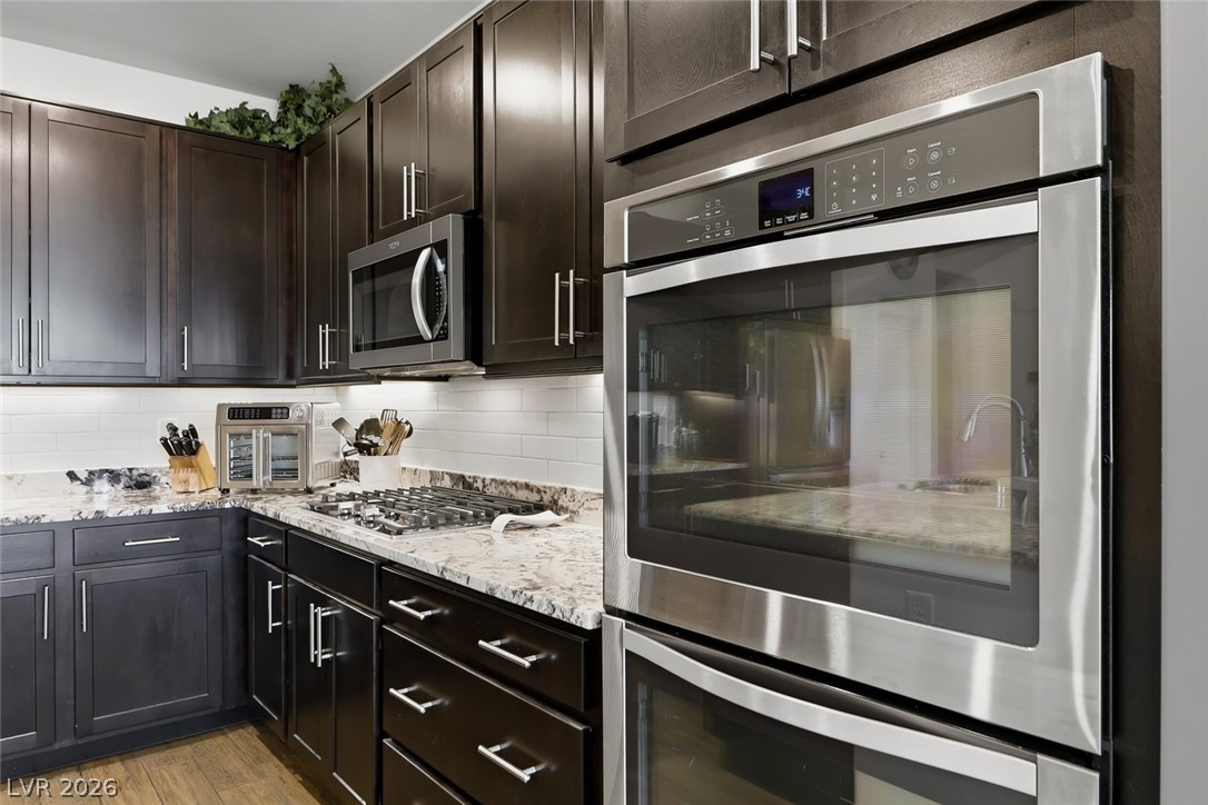 2922 Ventana Ridge Avenue Henderson, NV 89044 - Photo 20 of 57 Double ovens is perfect for family gatherings and the holidays!