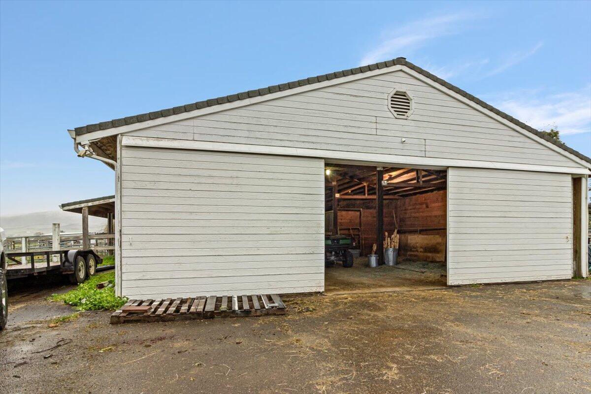 811 Carpenter Hill Road Medford, OR 97501 - Photo 4 of 53 6 Stall Barn Exterior