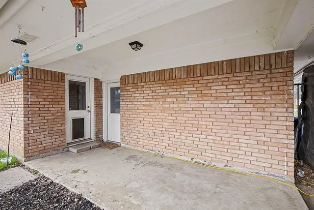 a view of a house with backyard and garden