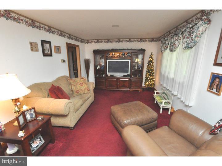 247 Oakshade Road Tabernacle, NJ 08088 - Photo 9 of 24 Living Room