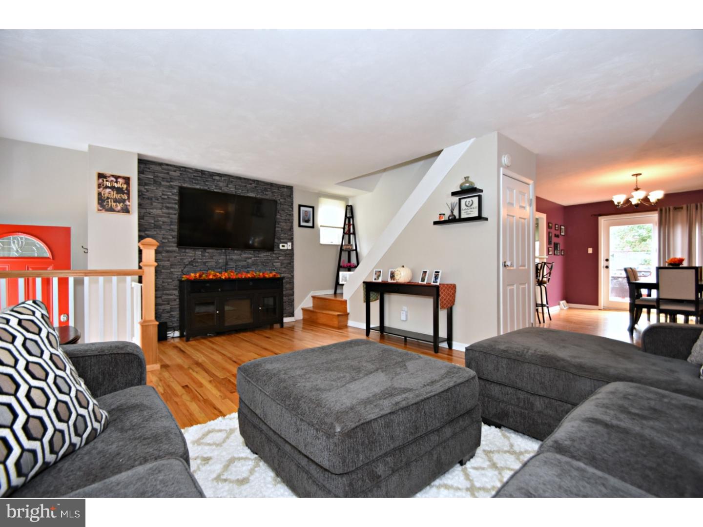 12114 Ranier Road Philadelphia, PA 19154 - Photo 3 of 25 Living Room