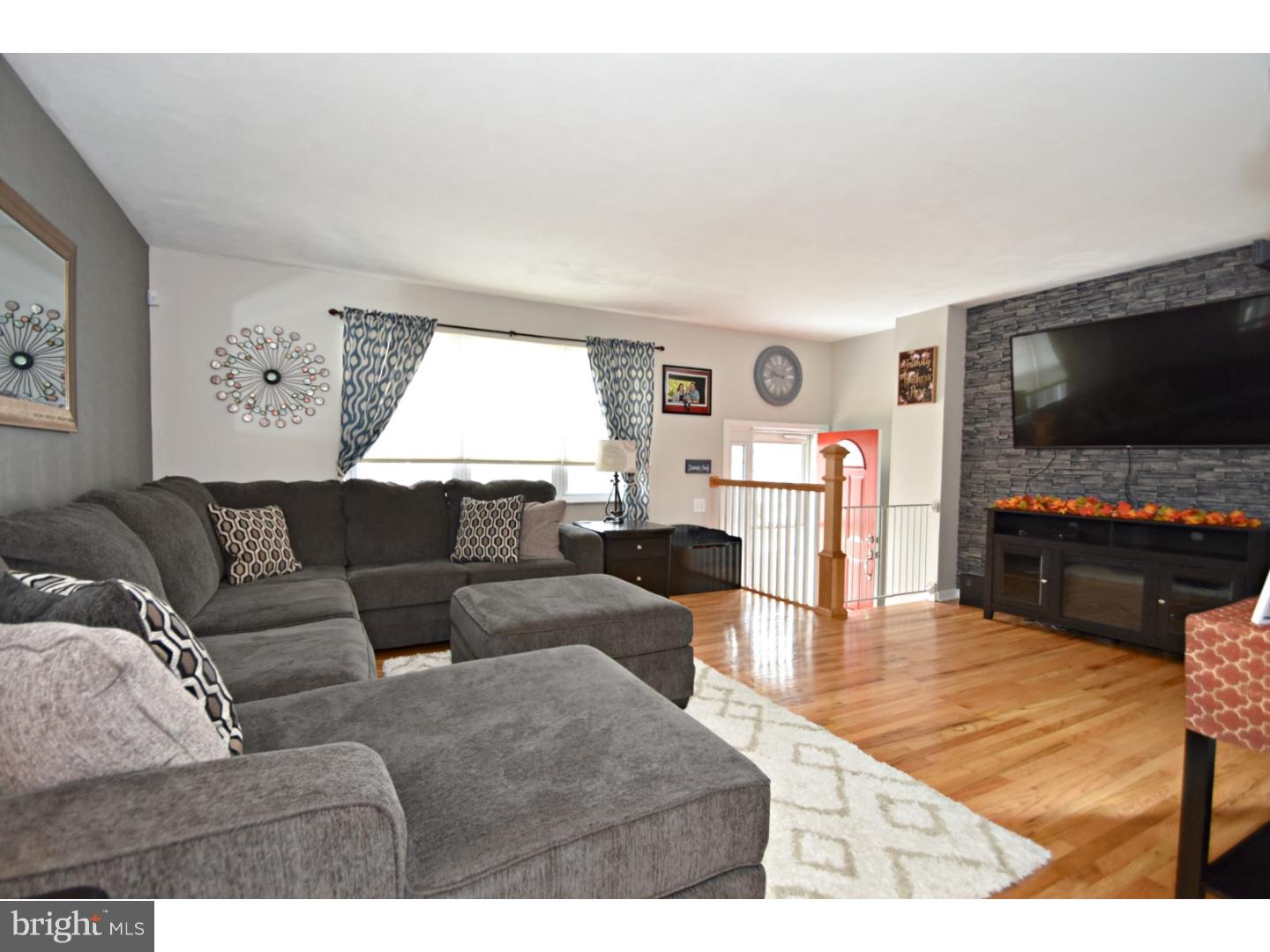 12114 Ranier Road Philadelphia, PA 19154 - Photo 4 of 25 Living Room