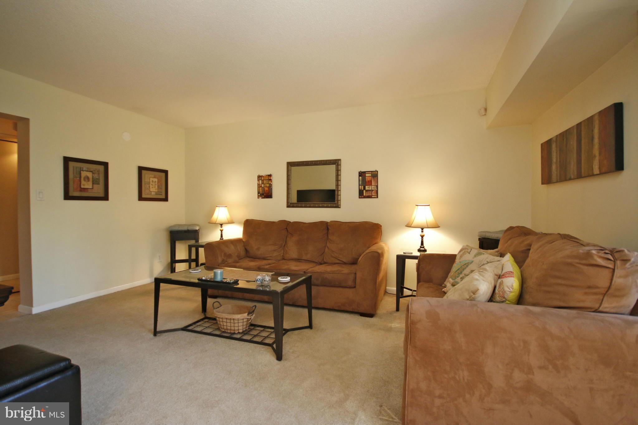 2210 Castle Rock Square, Unit 1B Reston, VA 20191 - Photo 7 of 26 a living room with furniture and a lamp