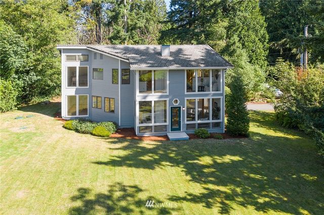 a view of a yard in front of house